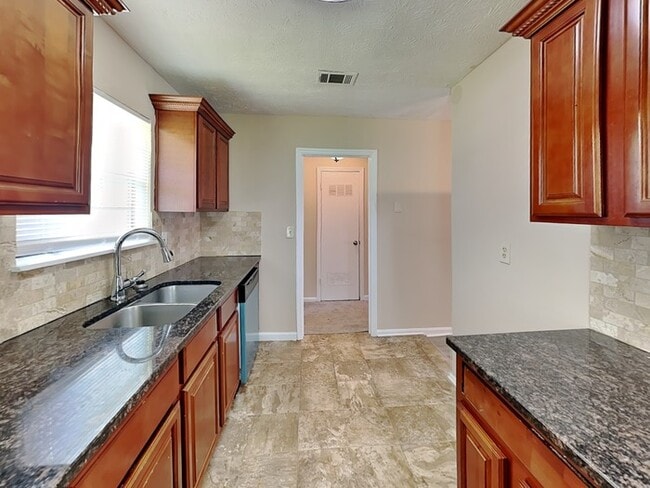 Building Photo - Lovely 3 Bed located in Stone Mountain.