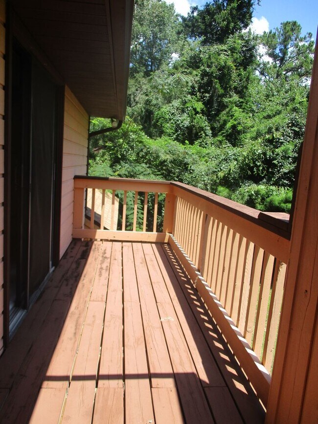 Building Photo - ( Oakcrest) 3/ 2 spacious home