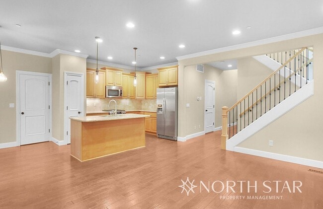 Building Photo - Beautiful Craftsman in Lake Oswego
