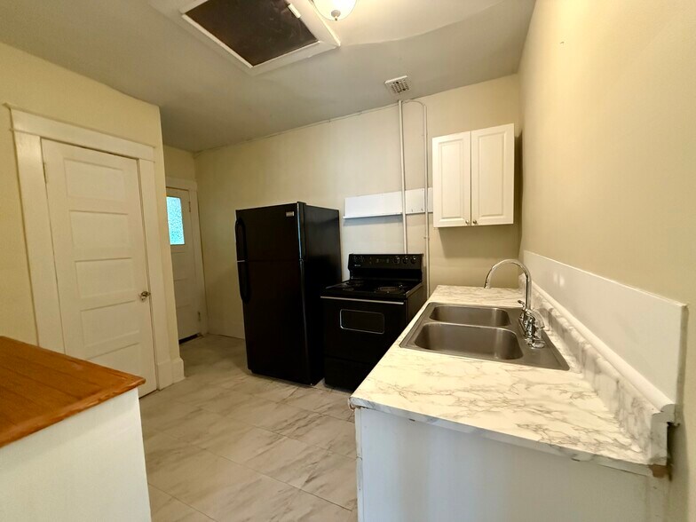 Kitchen (Angle 1) - 809 Rankin Pl