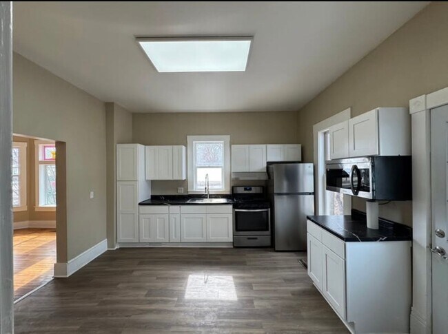 Building Photo - Newly Updated 5-Bedroom, 2-Bath Home – Spacious, Modern & Move-In Ready!