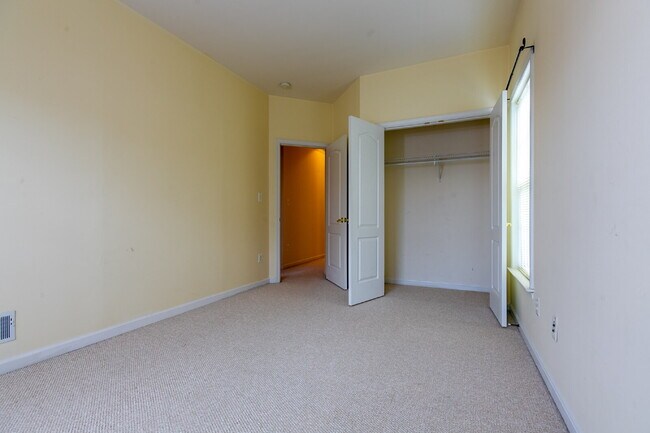 Building Photo - Spacious, Light-Filled Home in the Desirable Broadlands