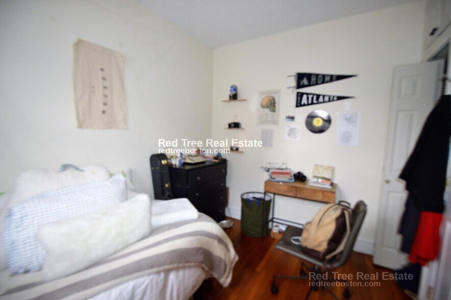 Building Photo - 73 Thatcher St