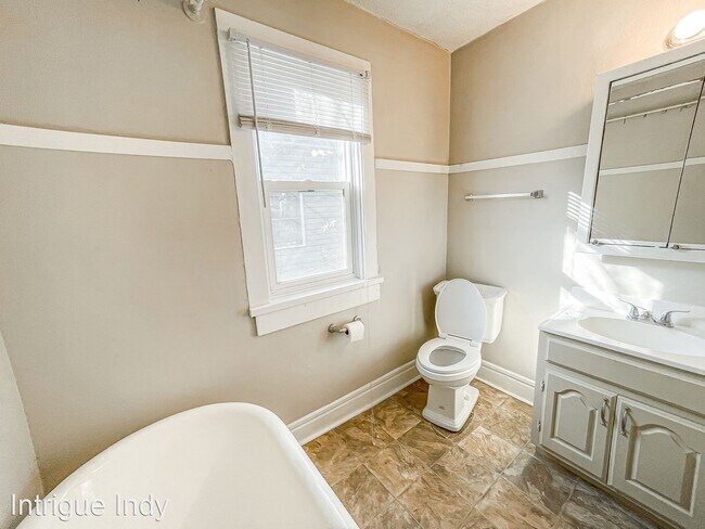 Building Photo - 2 br, 1 bath House - 2230 Woodlawn Ave