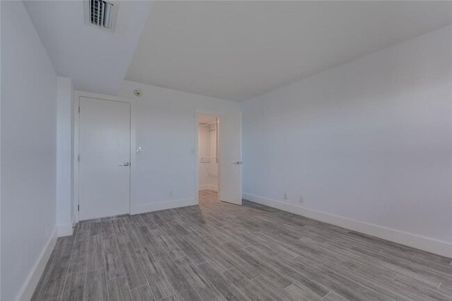 Building Photo - 625 Oaks Dr