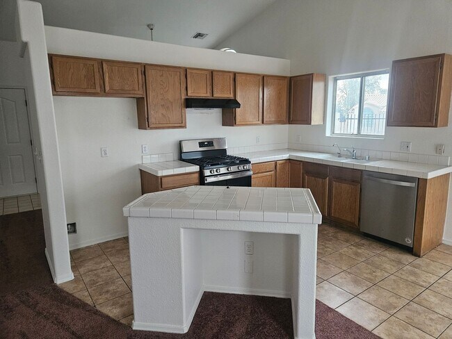 Building Photo - 3 Bedroom House w/ 3 Car Garage in Fort Mo...