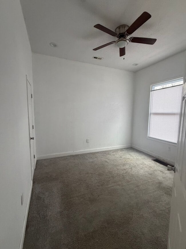 Building Photo - 2 Bedroom 1 Bath unit located in South End of Saint Joseph Mo