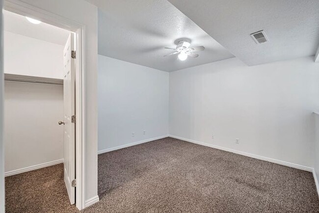 Building Photo - Darling Ground Floor Stonebrook Condo