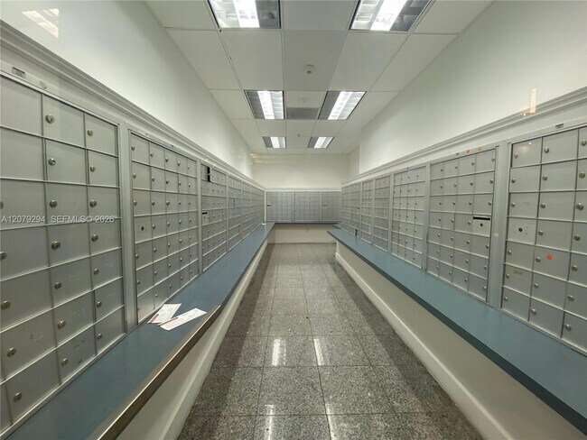 Building Photo - 1200 Brickell Bay Dr