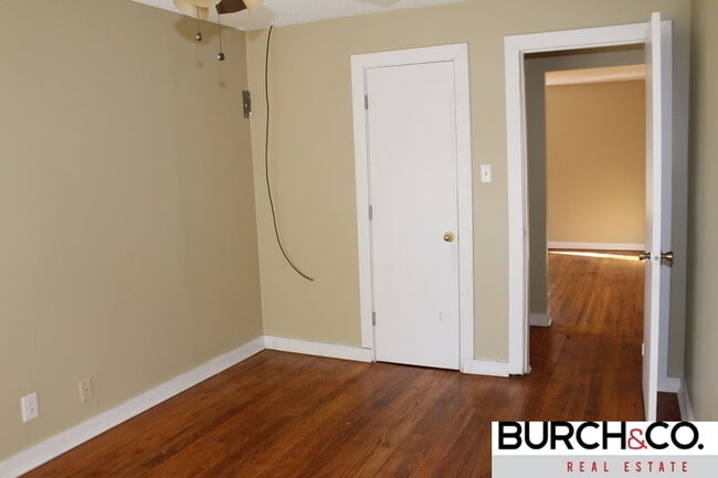 Building Photo - 2 Bedroom/ 1Bath Available