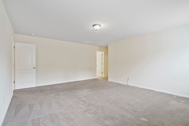 Building Photo - Beautiful spacious Home in Berewick community in Steel Creek Fence in Yard