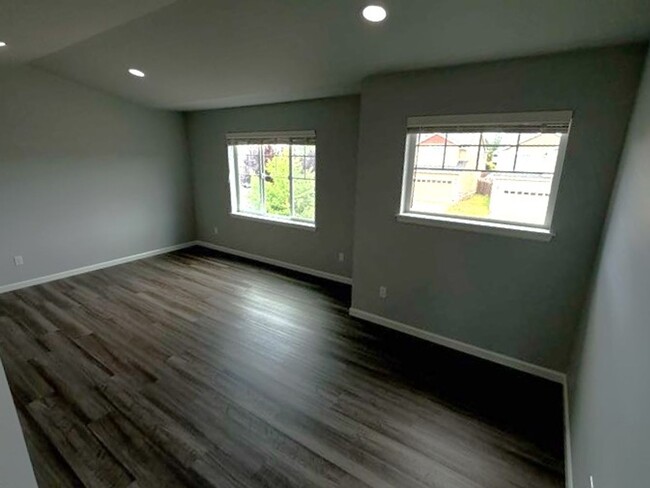 Building Photo - 4 bedroom 2.5 bathroom home in the heart o...