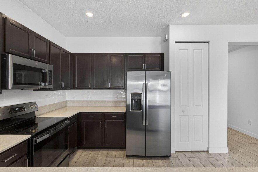 Building Photo - 4408 Hemlock Dr