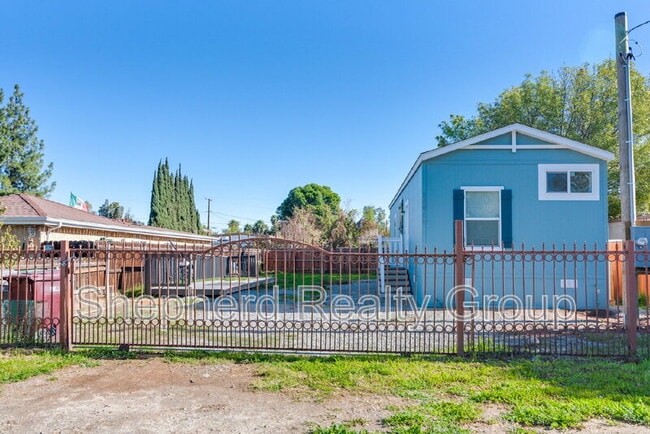 Building Photo - 15914 Dauchy Ave