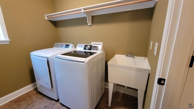 Building Photo - 105 Fortune Way