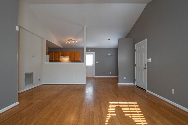 Building Photo - Comfortable 3 Bedroom / 2 Bath One - Level...