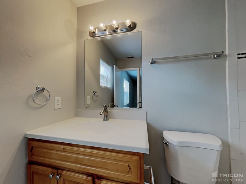 Building Photo - 1534 Thistledown Dr