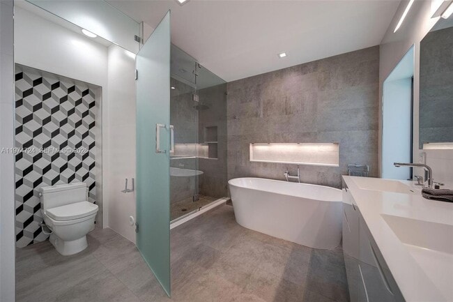 Building Photo - 1117 Alfonso Ave