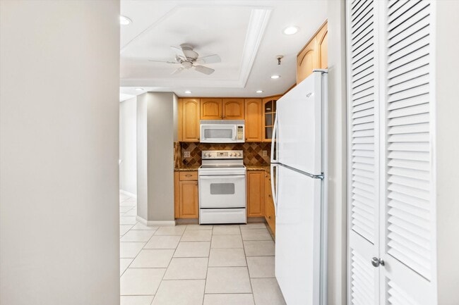 Building Photo - 5950 Pelican Bay Plaza S
