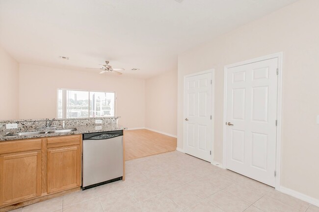 Building Photo - LEASING INCENTIVE!!!!!Gorgeous 3 Bed Townh...