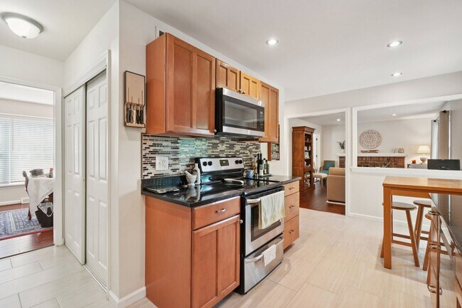Building Photo - ocated in a sought-after community with to...
