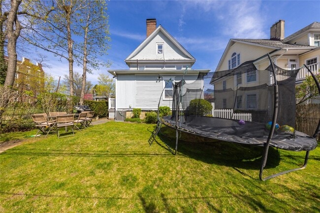 Building Photo - 27 Meadow Ave