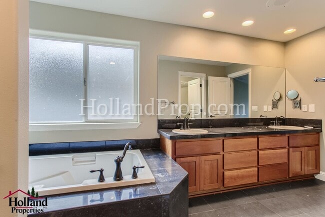 Building Photo - Bright & Spacious 3-Bedroom Hillsboro Home Backing to Green Space!