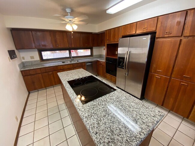 Building Photo - 98-604 Kuini St.