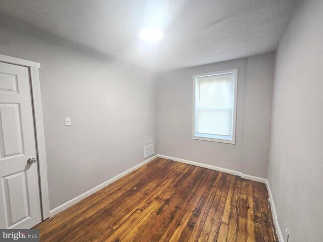Building Photo - 2540 S 61st St