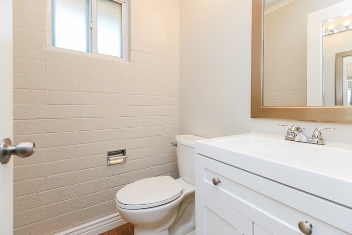 Building Photo - 525 E Geneva Dr