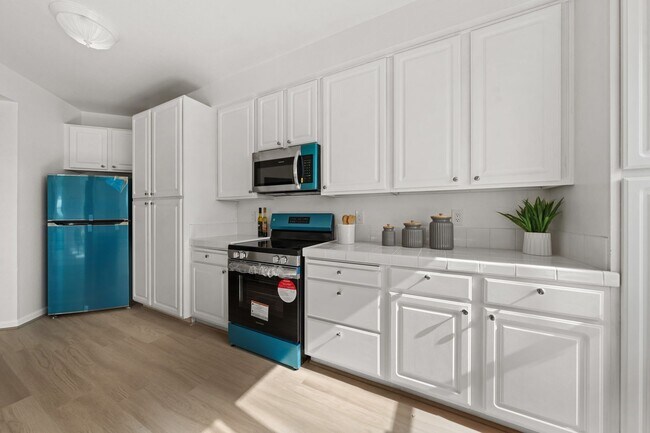 Building Photo - Epic REA – Top Floor Condo with Breathtaki...