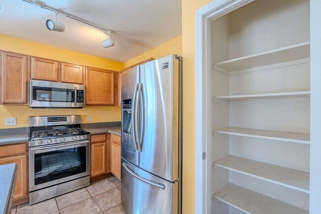 Building Photo - Pending/ Rented - Bright & Spacious 3-Bed ...