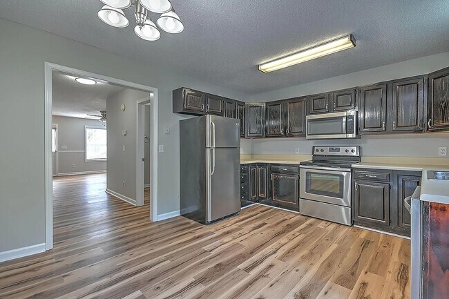 Building Photo - Charming Renovated 2 bedroom/ 3 bath Townhome Near Bristol Country Club – Prime Location!