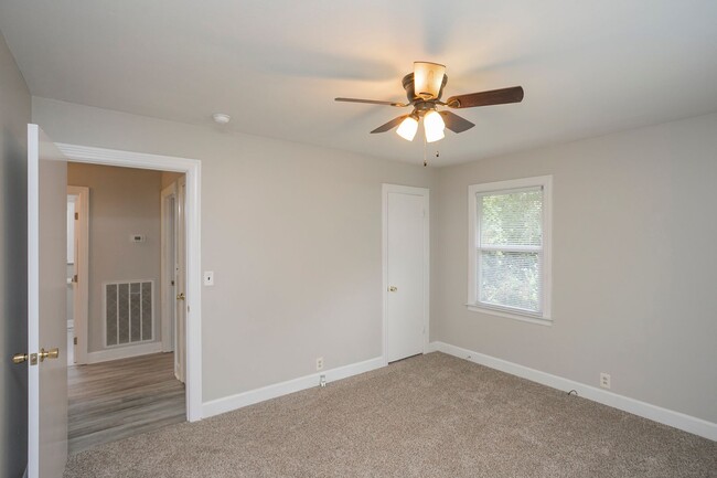 Building Photo - 208 Hillcrest Dr