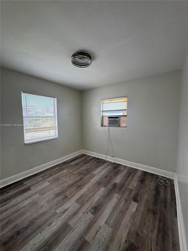 Building Photo - 1425 W 31st St