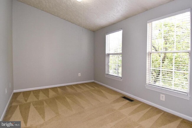 Building Photo - 1545 Woodcrest Dr