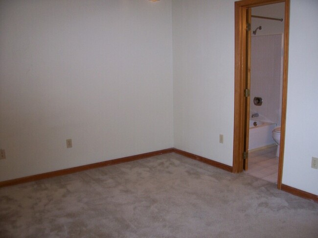 Building Photo - 2341 San Mateo Ct