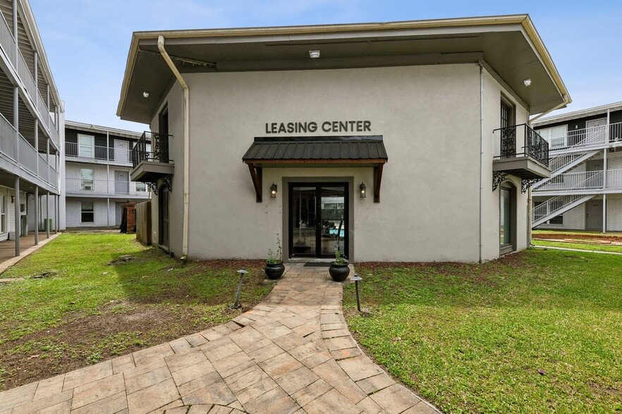 Building Photo - The Leonne