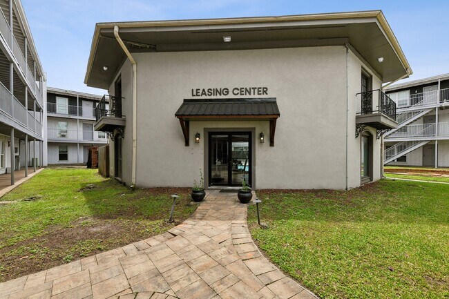 Building Photo - The Leonne