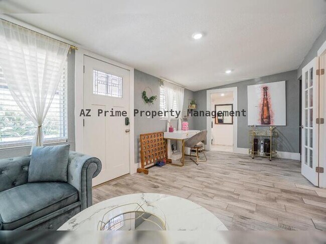 Building Photo - 1942 W Indianola Ave