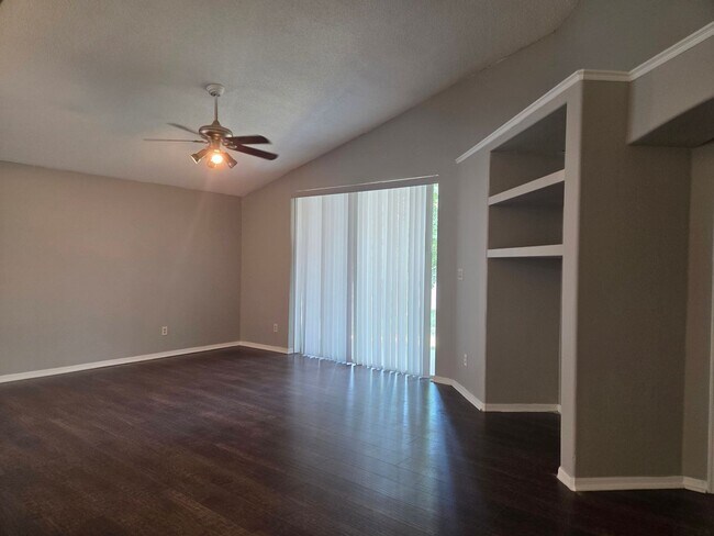 Building Photo - Move in Ready 3/2 in Sunset Village