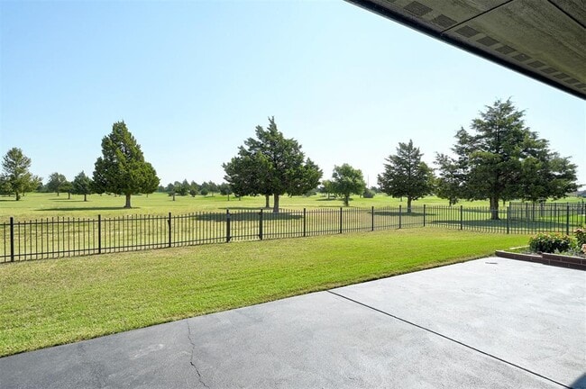 Building Photo - 1920 Fairway Dr