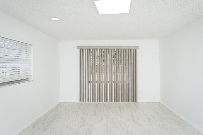 Building Photo - 494 Romano St