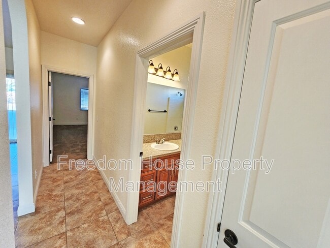 Building Photo - 4920 Honey Locust Dr