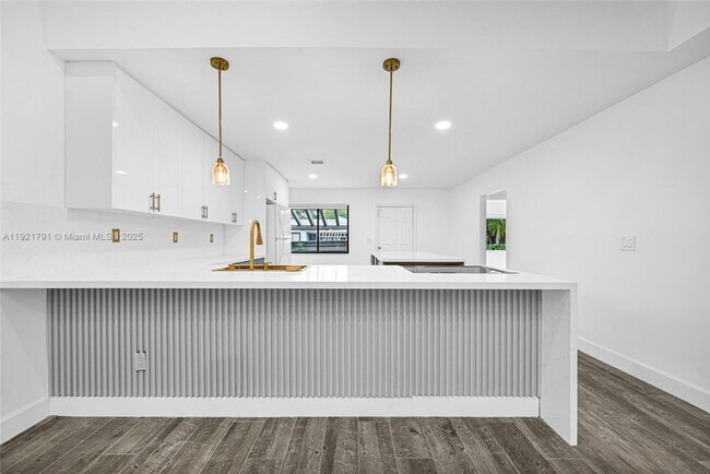 Building Photo - 453 Lakeview Dr