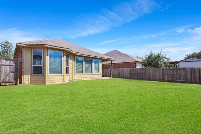 Building Photo - "Charming 3-Bedroom Oasis with 2 Baths in ...