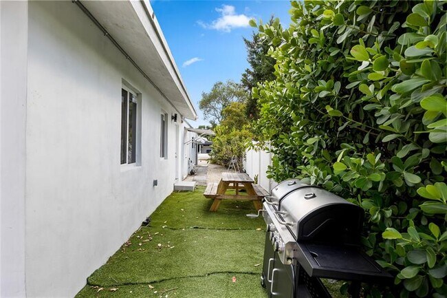 Building Photo - 1525 NE 160th St