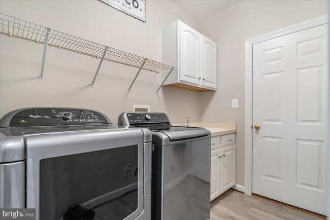 Building Photo - 1710 Stone Ivy Pl