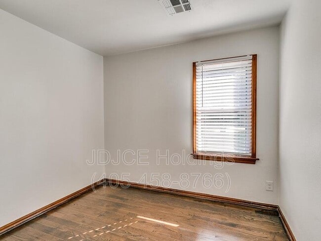 Building Photo - 204 E Douglas Dr