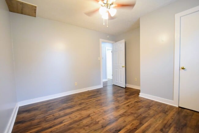 Building Photo - 809 Varsity Dr